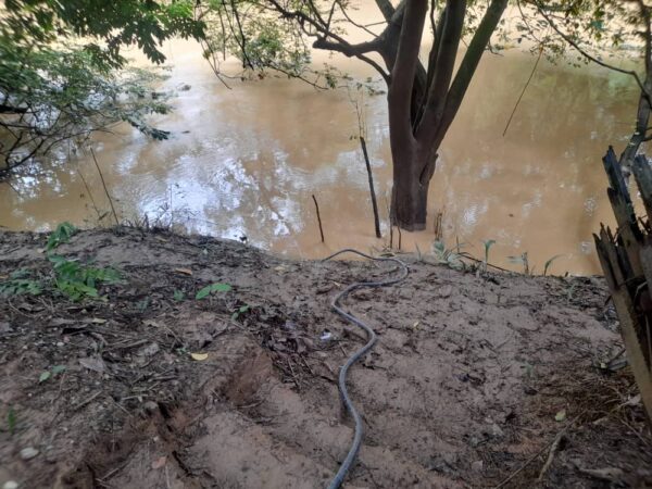 Bojujeme proti nedostatku pitné vody. V africké Ghaně jsme postavili testovací zařízení, abychom mohli navrhnout kontejnerovou úpravnu pro úpravu surové říční vody | HUTIRA voda