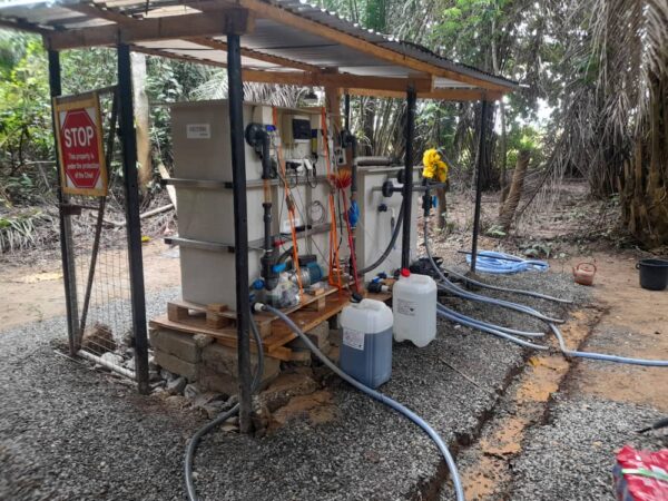 Bojujeme proti nedostatku pitné vody. V africké Ghaně jsme postavili testovací zařízení, abychom mohli navrhnout kontejnerovou úpravnu pro úpravu surové říční vody | HUTIRA voda