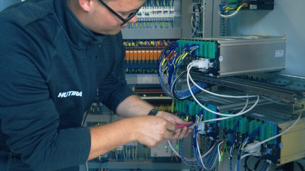Víte, kde vznikají naše řídicí systémy? | HUTIRA voda